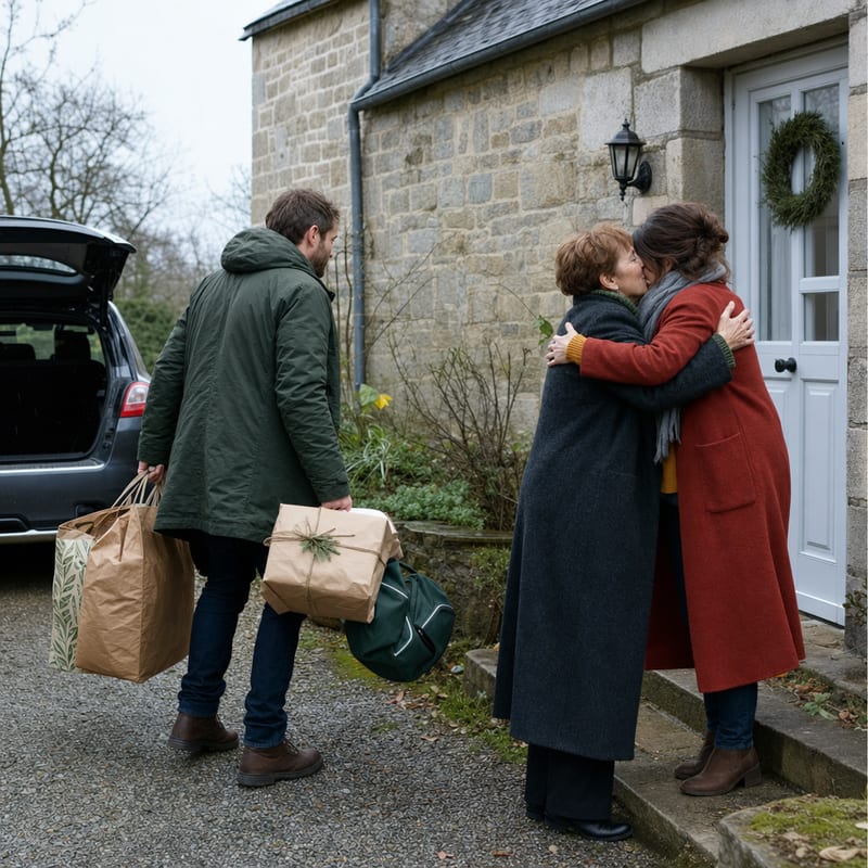 L’arrivée sous le crachin, les bras chargés de sacs devant la maison de granit